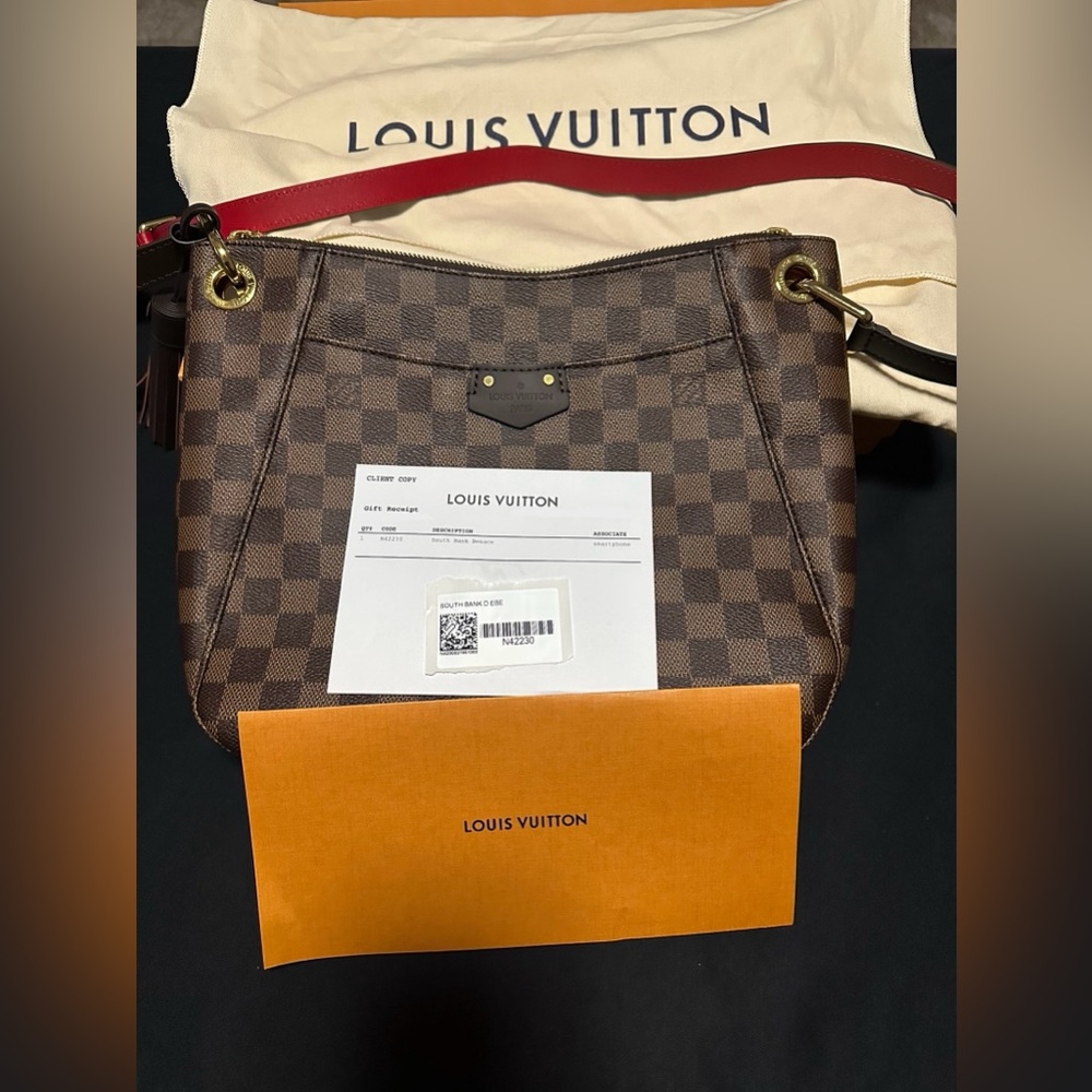 Louis Vuitton South Bank Besace Damier Ebene
Excellent Condition!